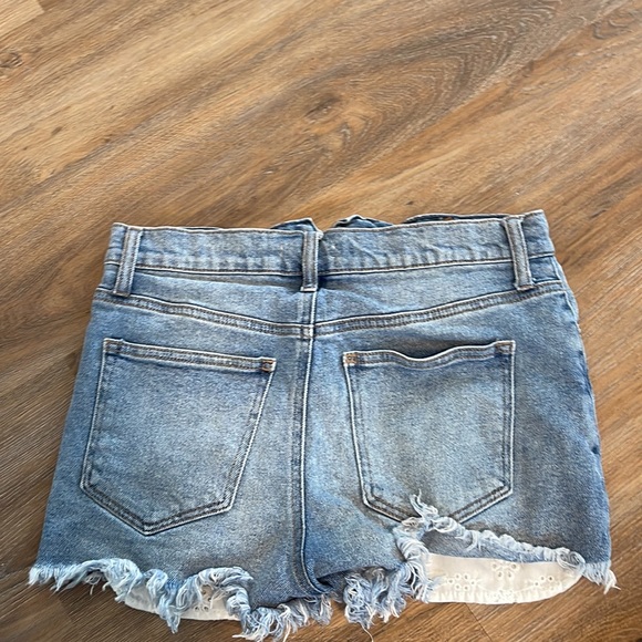 Light wash jean short in good condition - Picture 2 of 3